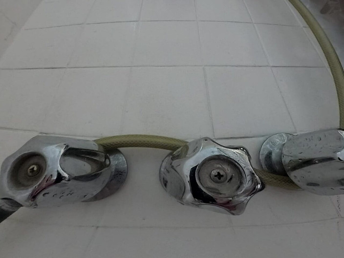 Lizzy Yum VR: Liz Young VR 2025, jouet sexuel dans son bain 9