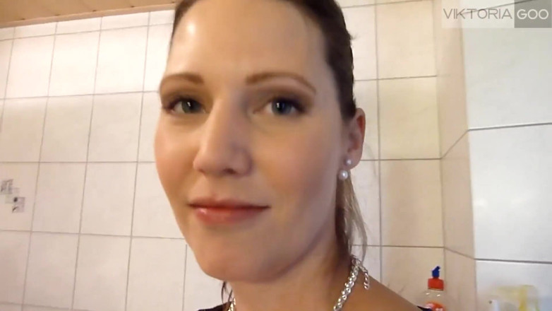 Viktoria Goo: Viktoria Goo boit de la pisse, se fait baiser et...