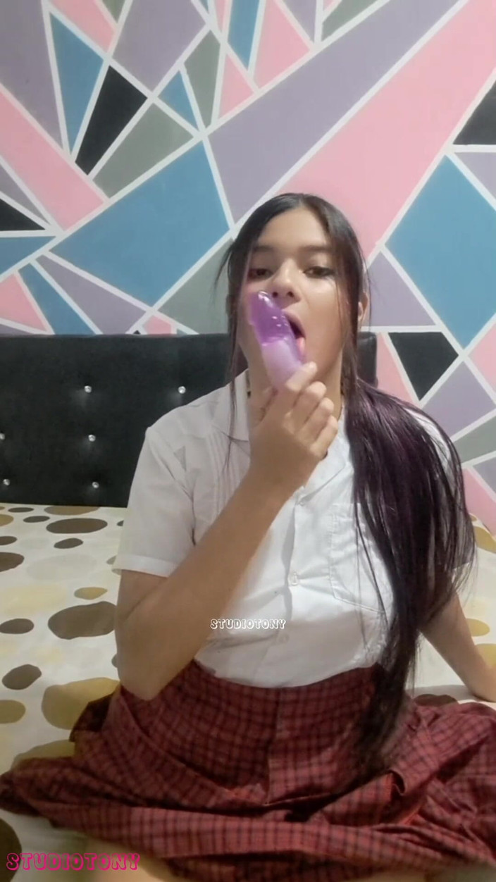 Yuli and tony: Adik iparku yang masih 18 tahun pulang kelas dan pamer tembemnya...