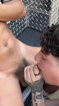 Cewek semok ini lagi asik gay hardcore sambil di dalam mobil