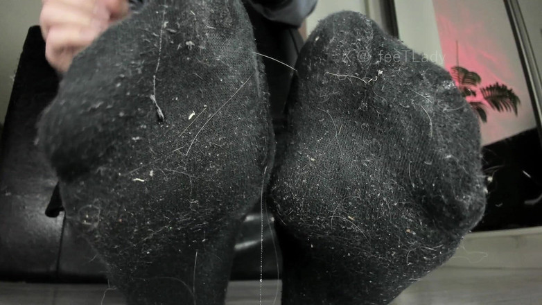 Feet lady: Kaus kaki dan ludah berdebu