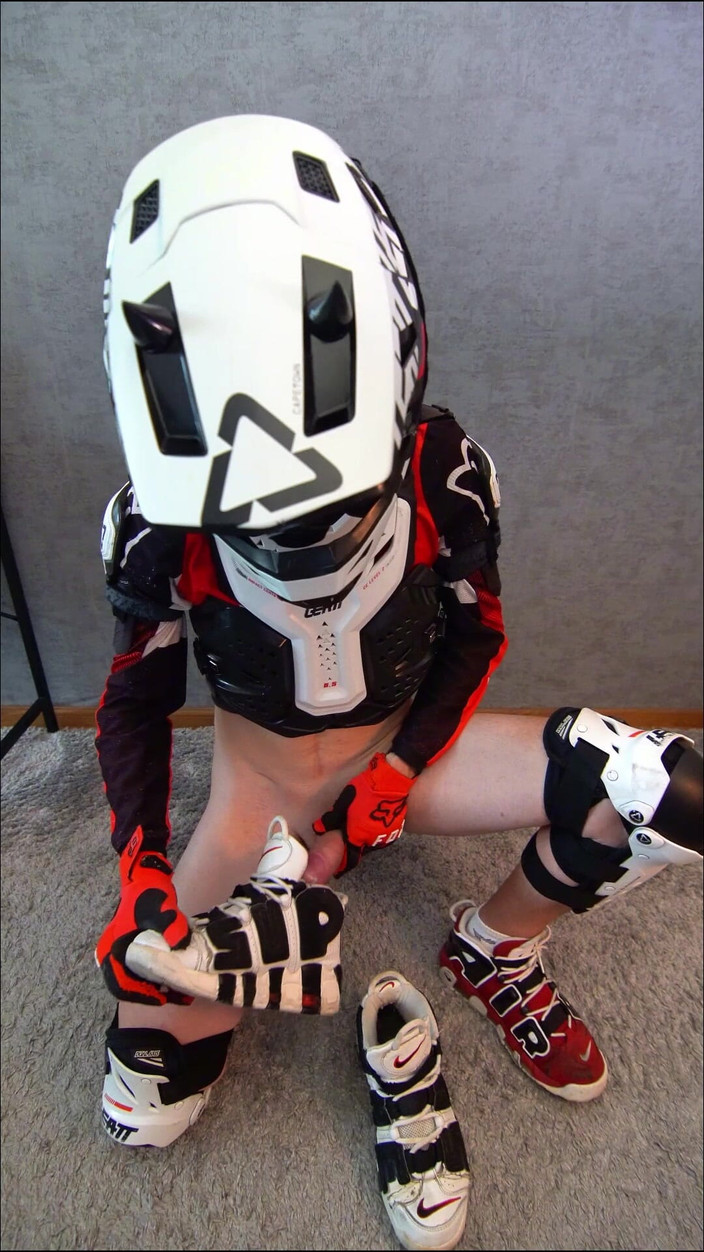 Sneakersmax98: Kontol di dalam sepatu keramaian favoritku