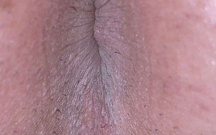 Kyotosigakk: Seorang lelaki Jepun dalam seluar dalam wanita menunjukkan punggung dan...