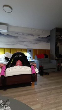La déesse Katrix se fait dans un pantalon en latex