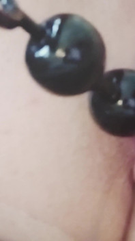Ma femme a fait un lavement aquatique et joue avec des perles anales dans sa sodomie étroite, vraiment mouillée