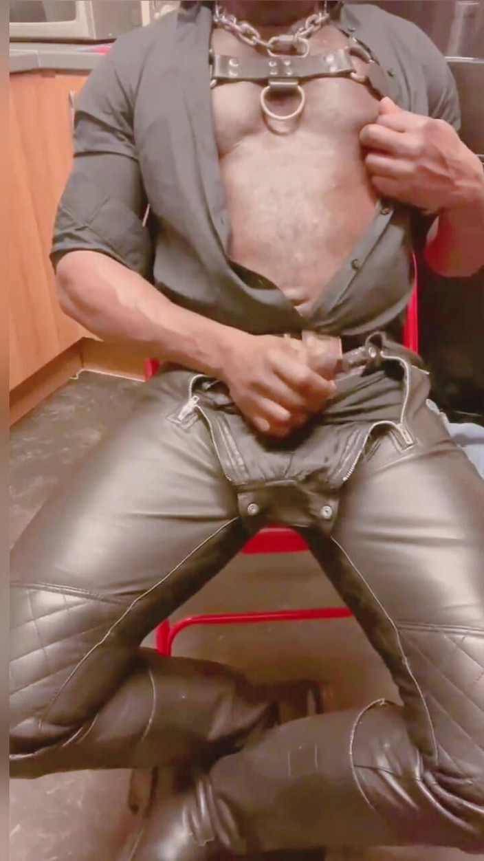 Black mature kinky muscle: Соло-игра отчима в коже мускулистого