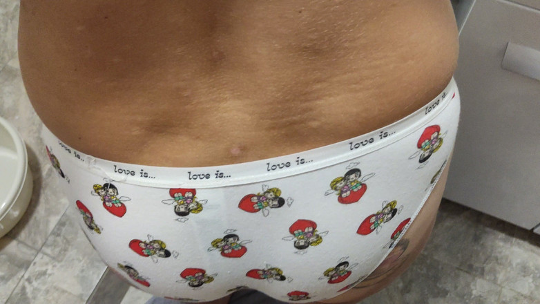 Hairy couple: 見知らぬ人がホテルで毛むくじゃらの女の子を射精させる