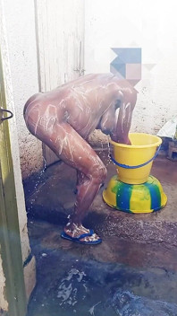 Mandi di luar teman wanita hamil saya dalam persekitaran yang kotor