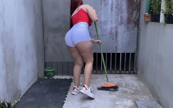 Curious Electra: Empregada muito sexy vestindo shorts brancos