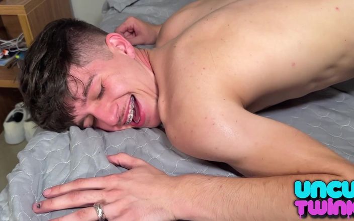 UncutTwinks: 2 ungeschnittene latinos ficken alle amerikanischen twink Jay Magnus ohne...