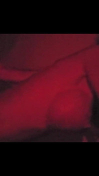 Une GILF Sexy Ramasse Et Baise Un Mec Au Hasard Dans Une Chambre Rouge Coquine