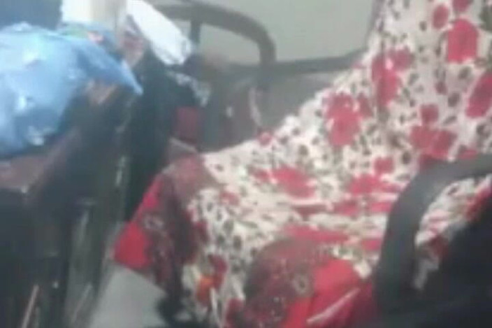 Tarelgc: En het pakistansk tjej som arbetar hemma och lekte med...