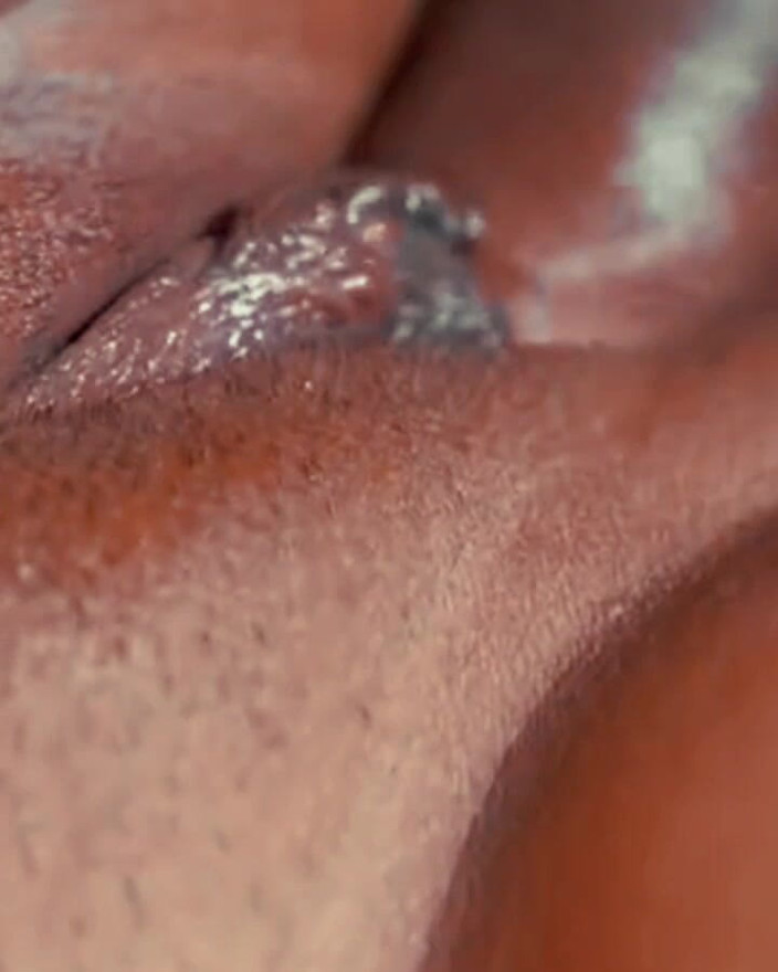HOTKAMASUTRA: Aman steckte seinen schwanz zwischen ihre lippen und lutschte ihn