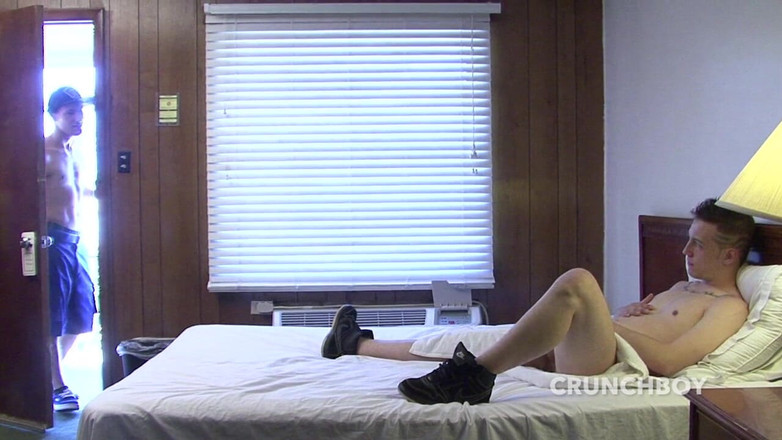 Gaybareback: युवा सीधे एक समलैंगिक आदमी द्वारा चूसा जाना स्वीकार करता है