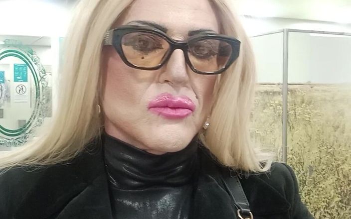 Tatiana Zorrita: Блондинка в галереї