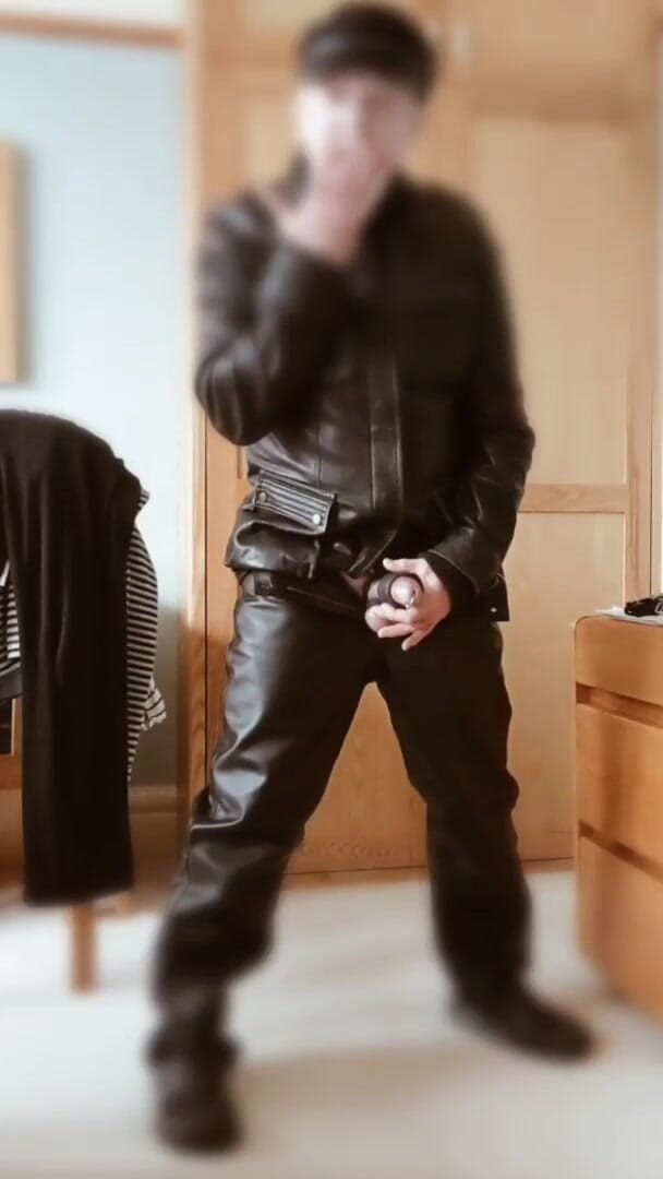 Bellhead: One minute leather jerk