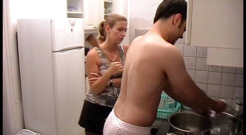 Femdom Austria: Vreau ca bucătăria mea să strălucească, sclavule!