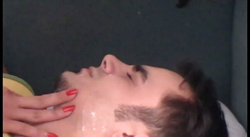 Femdom Austria: Alida crache sur son homme