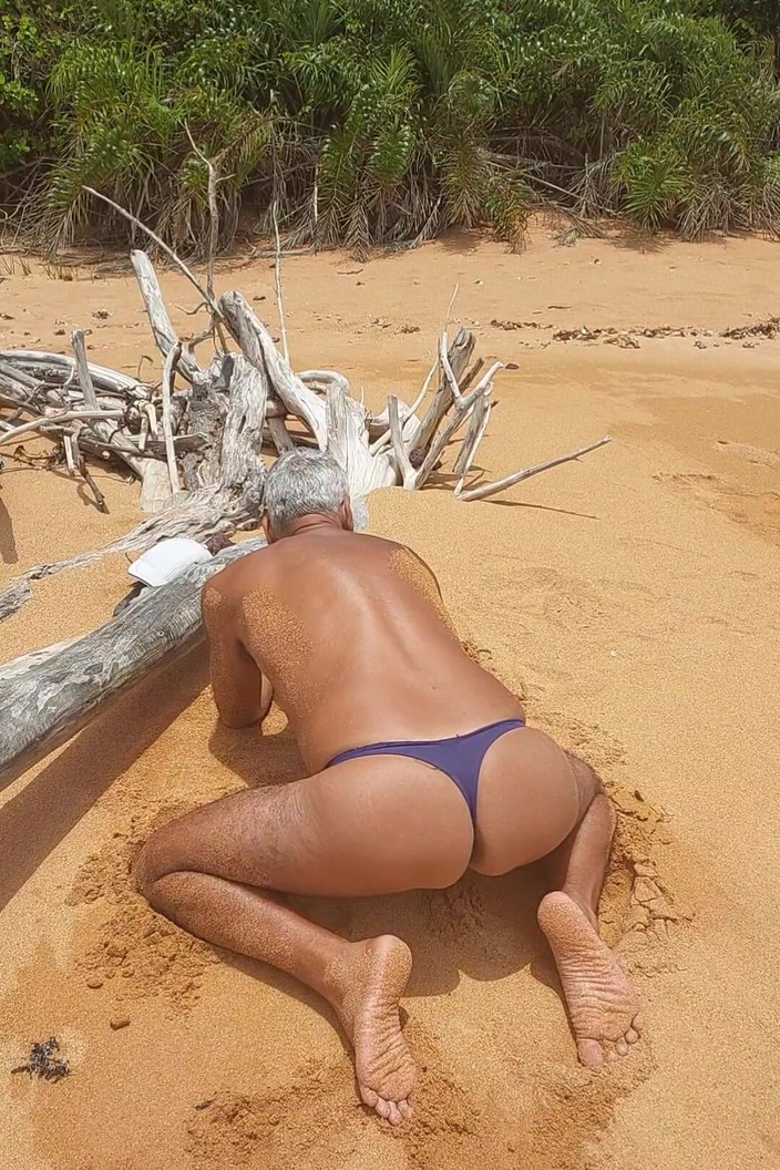 Ladysilvas: समुद्र तट पर बिकनी में Ladysilva बहुत सेक्सी उसकी हॉट गांड