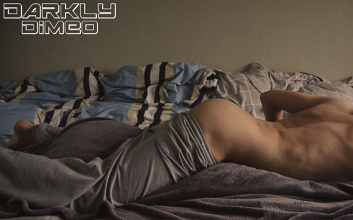 DarklyDimeo: Rotina matinal. Papai com tesão tira suas calças cinzas e...