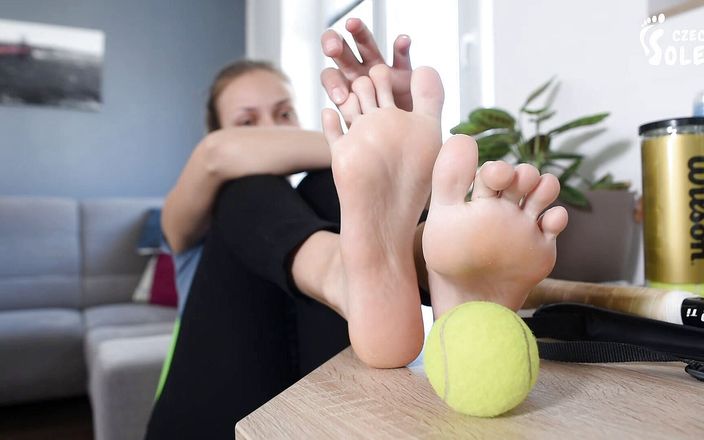 Czech Soles - foot fetish content: Relaxându-și picioarele transpirate după un meci de tenis