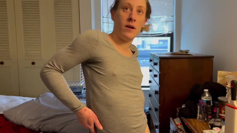 J13D75: Meisje gaat douchen en neukt dan haar papa. Ze is...
