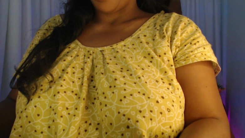 HotGirl21: 입에서 거유를 누르는 섹시한 핫한 소녀 딜도 쇼.