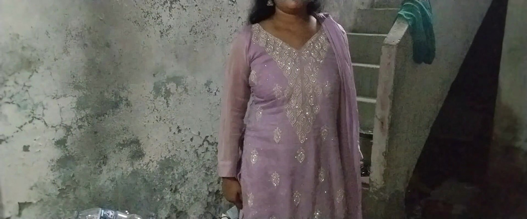 Mannirkuok: Desi tante's grote borsten geperst tijdens het omkleden