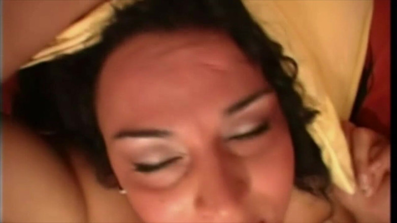 Shemale videos: Shemale Latino digunakan oleh bintang lucah biseksual Titof