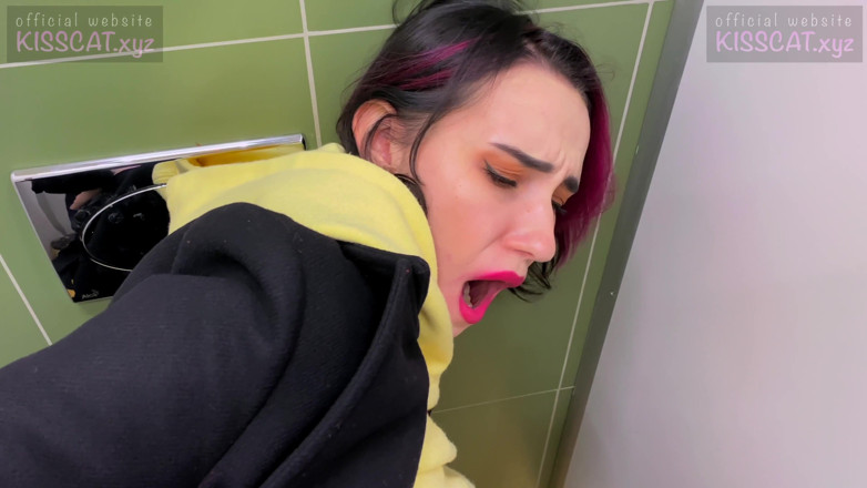 KissCat: Sex real riscant în toaleta bărbatului - agentul agață o studentă din...