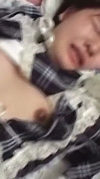 Teen brunetka služka je hluboce bušena před tlustým výstřiky na obličej