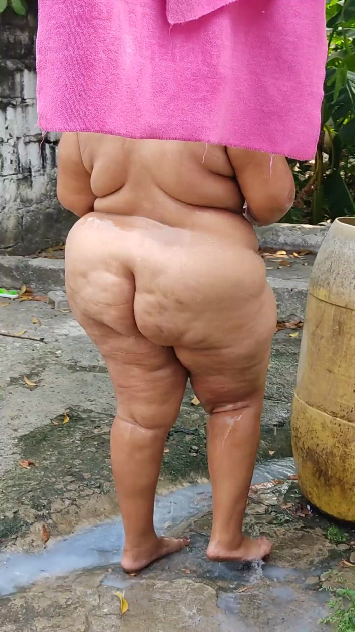 Gordita Culo Rico: Mon beau-fils m'espionne pendant que je me baigne dans la...