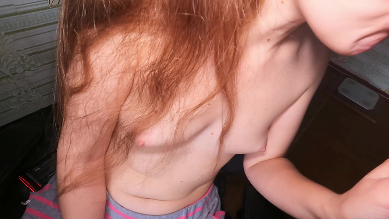 Love_Adventures: 女大学生被射在她18岁的小奶子上！