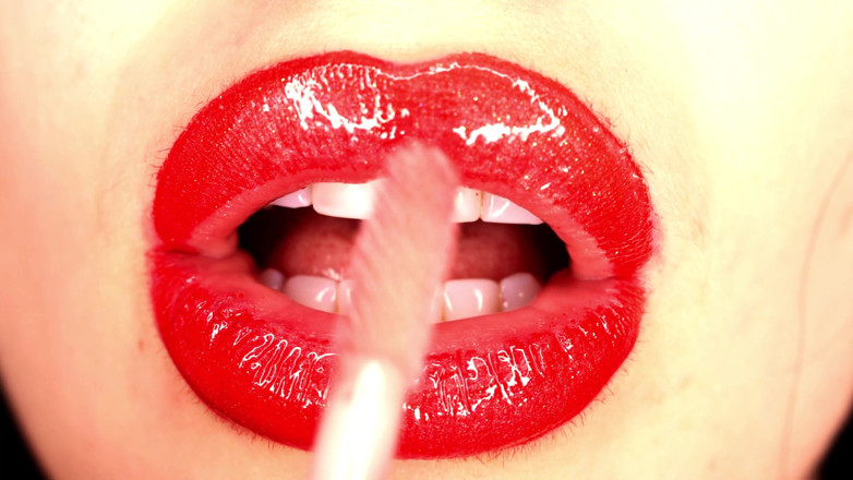 Goddess Misha Goldy: 4K Applying lip gloss &amp; smoking &amp; spit fetish