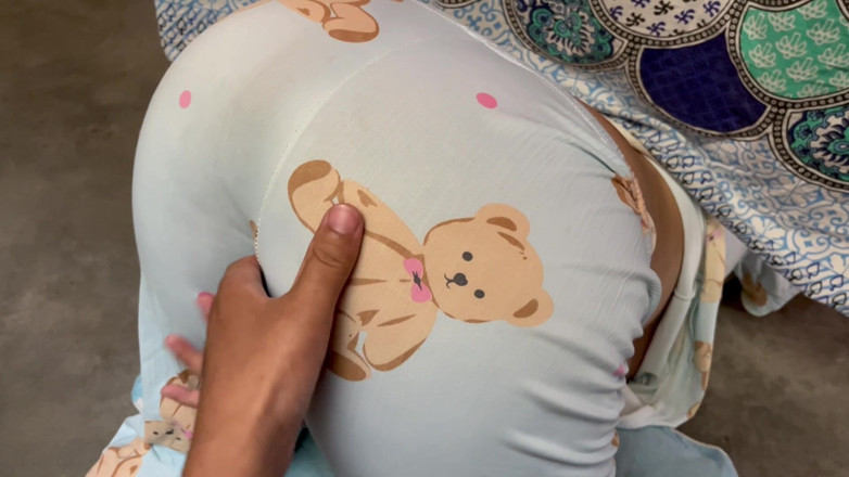 Saali: Sex, während meine schwiegerschwester unter dem bett steckte