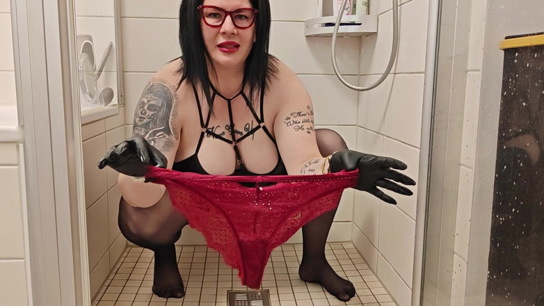 LadyLenaXXX: Pissing in the Panties