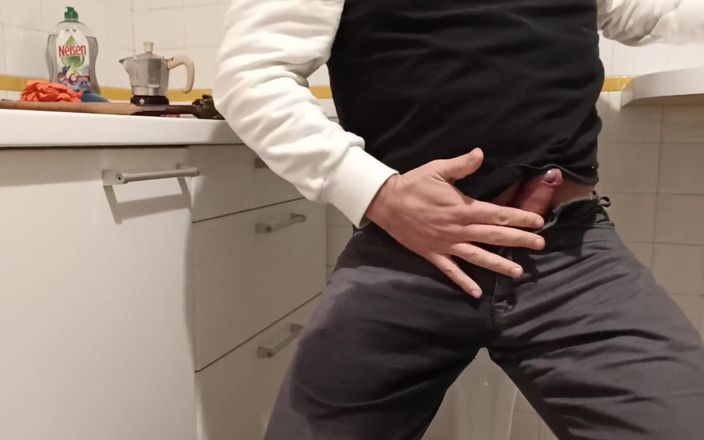 Kinky guy: Desperate Pee in the Kitchen
