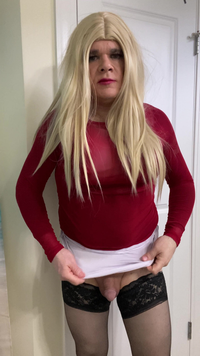 MadisonCD2025: MiLF travestito in calze nere calze e tacchi parla