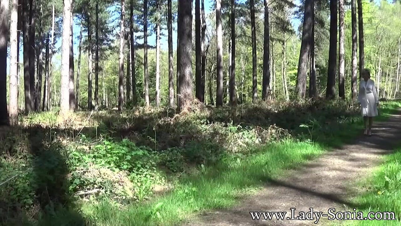 Lady Sonia: Lady Sonia Nylons und high heels im wald