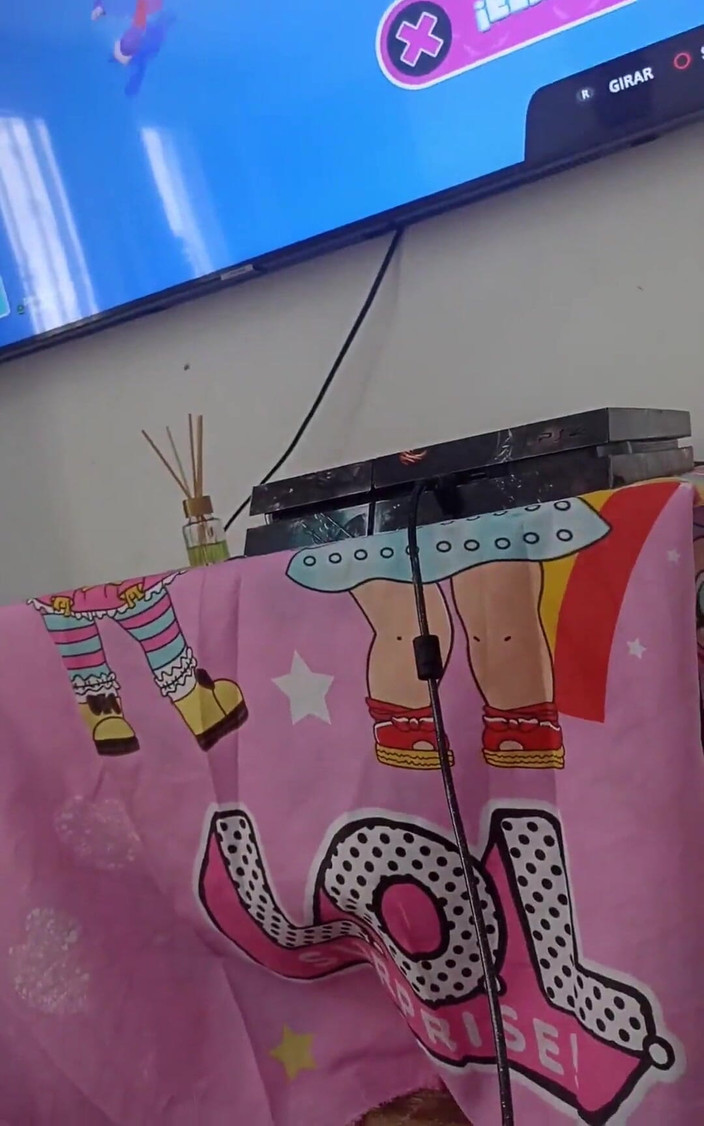 Pikaa6: Большая задница и симпатичная брюнетка играет Fall Guys на Playstation и сосет огромный белый член!!