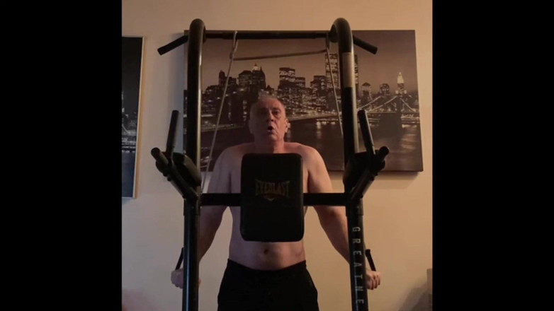 Alex Art: Hombre fuerte se masturba después de entrenar