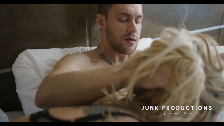 Junk Productions: 有纹身的热辣熟女吮吸巨大的白鸡巴