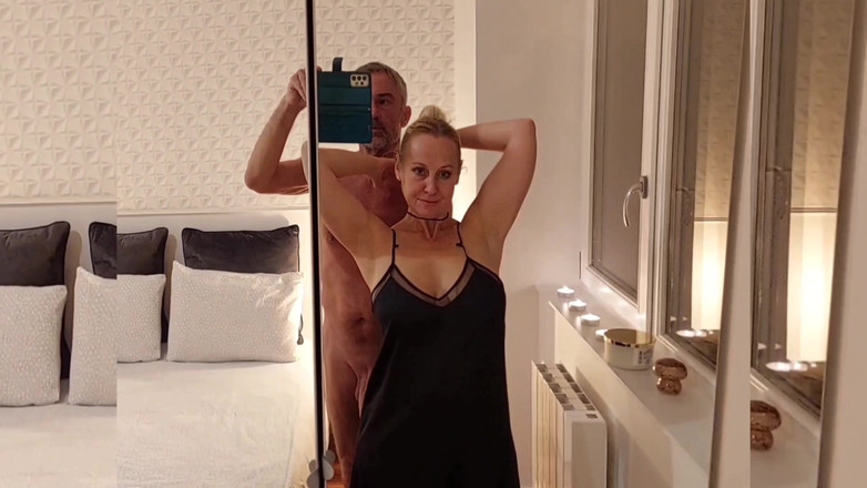 Selena701: Reife Blonde Ehefrau Genießt Sex Halb Nackt