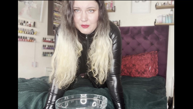 MissFFW: ミス・FFWが他の女性のキャットスーツを着て大きなおしっこをする