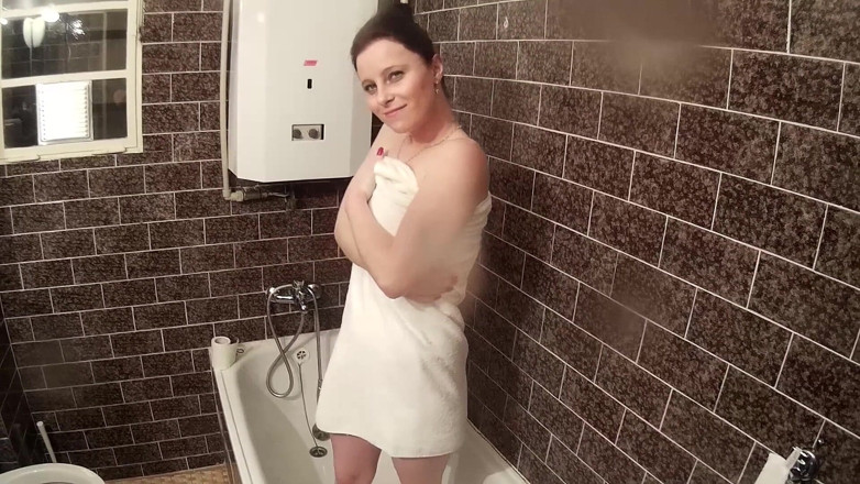 All Those Girlfriends: Kamila Tippsy fingering her pussy in the shower