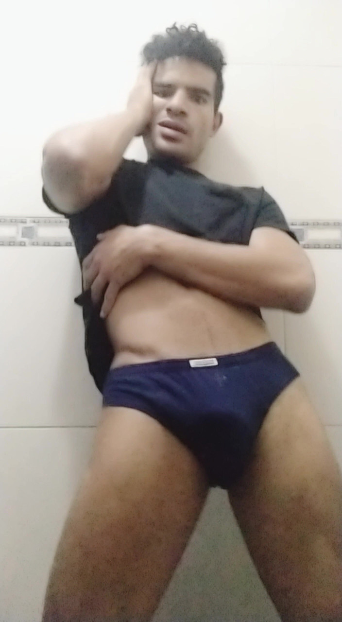 trebol_Jess: युवा लैटिनो अपने पहने अंडरवियर को बहुत सारे वीर्य के साथ 3 स्ट्रॉ की समृद्ध जटिलता दिखा रही है