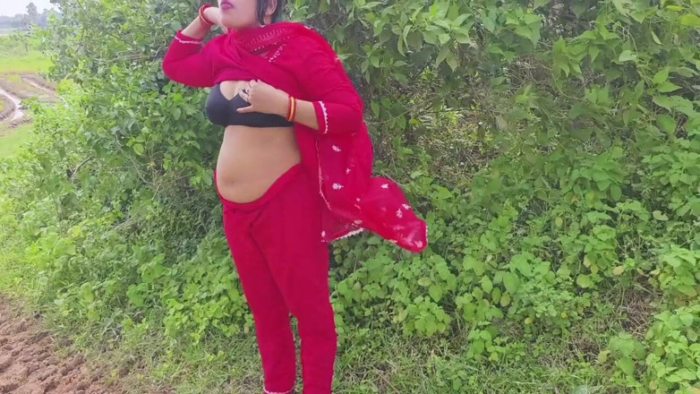 Sona bhabhi: Beautiful Bengali Girl Boobs Show in Outdoor with Her Boyfriend