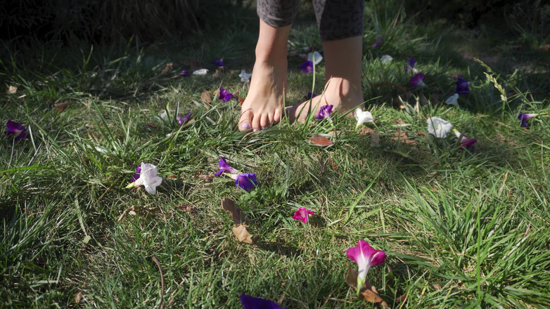 Teasecombo 4K: Schiacciare fiori a piedi nudi nell'erba