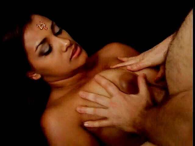 Girls Download Porn: 丰满的印度小妞被狠操