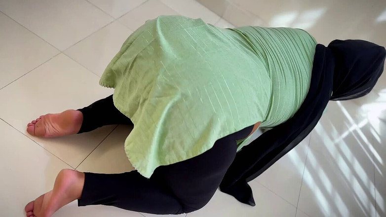 Aria Mia: Hotel Maid Fucked by Stranger Guest When She Clean His...